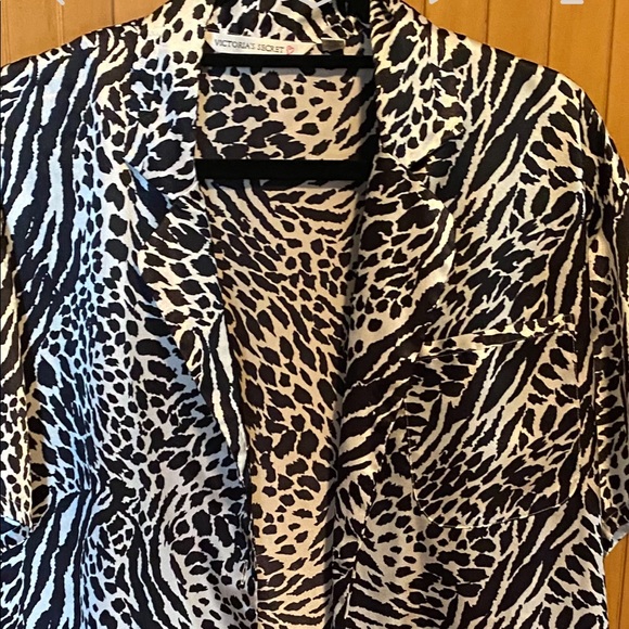 VICTORIAS SECRET  COVER UP / LOUNGE - Picture 4 of 13